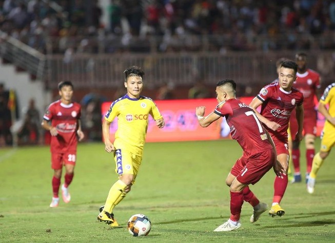 'Bắn' vào chân mình nhưng vận may vẫn mỉm cười với TP.HCM