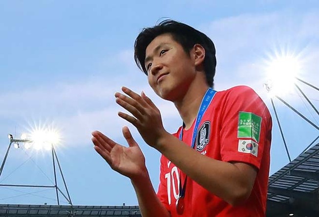 U-23 Hàn Quốc gọi ngôi sao nước ngoài về, Việt Nam thì không