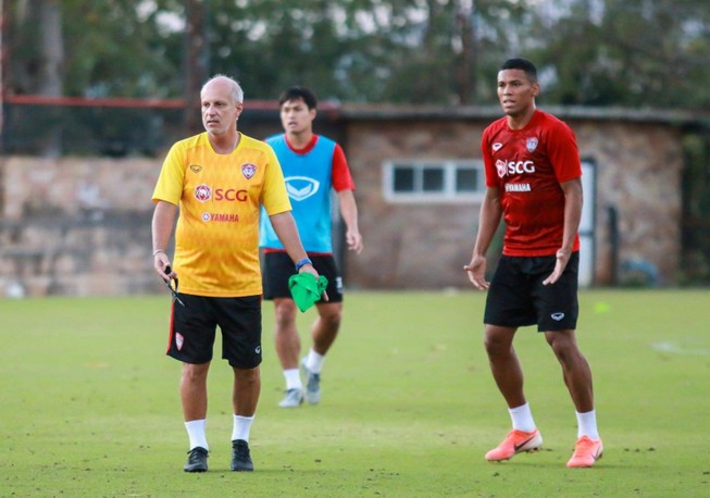 Văn Lâm trở lại, HLV Gama cho cầu thủ Muangthong… ‘ăn hành’