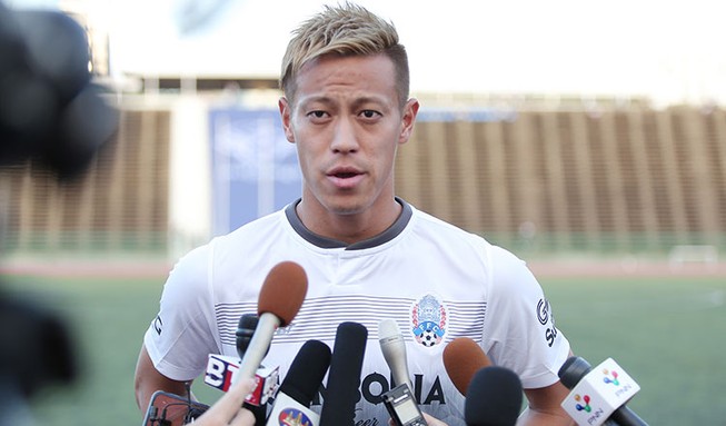 Keisuke Honda thân này ví xẻ làm ba