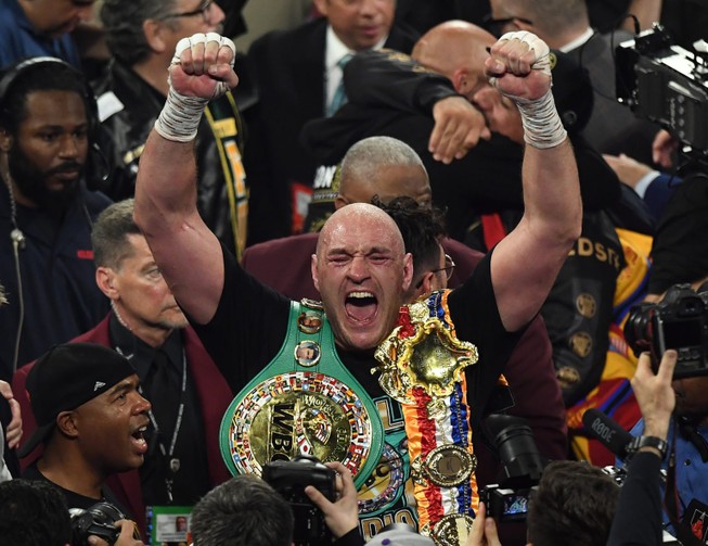 Vì sao Tyson Fury không bị tước đai?