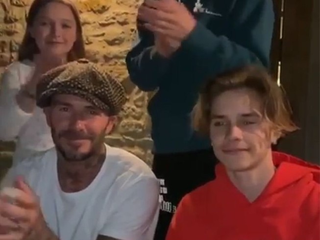 Ông bầu Beckham khen thôi, không tặng tiền sao?