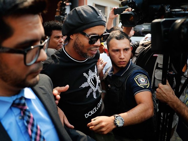 Ronaldinho 'bóc lịch' đến tháng 9