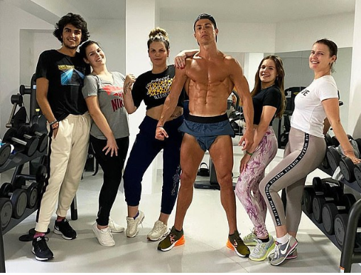 Ronaldo làm gì trong biệt phủ mùa dịch COVID-19?