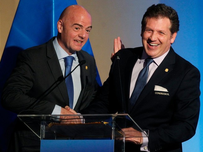 Sếp CONMEBOL 'bật lại' việc FIFA cho thay 5 cầu thủ/trận