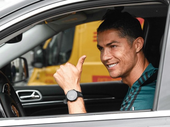 Hết cách ly, Ronaldo lái xe đến sân tập