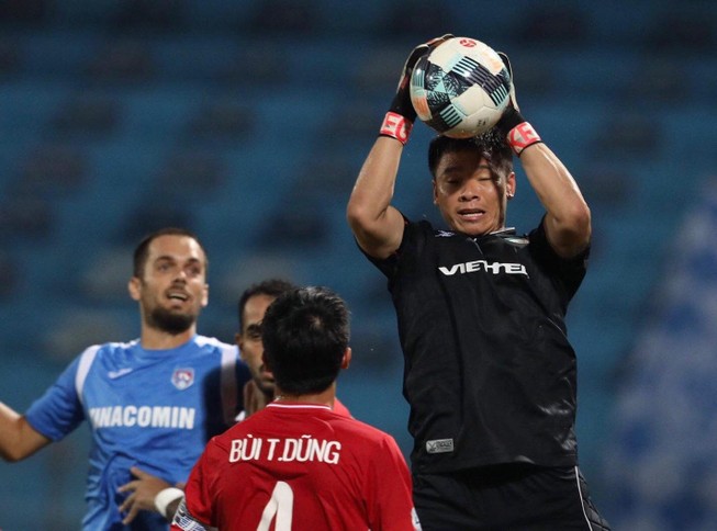'Than' và 'nhà mạng' chia điểm