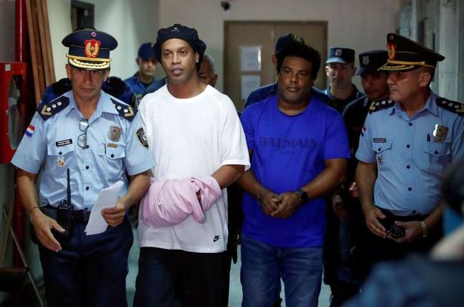 Anh em Ronaldinho tiếp tục bị giam giữ tại Paraguay