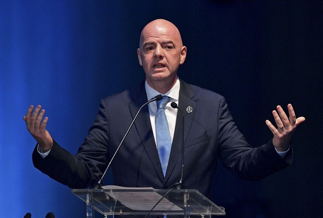 Cựu Chủ tịch FIFA yêu cầu đình chỉ chức vụ ông Infantino