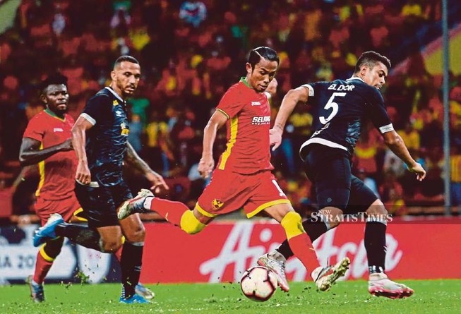 Ở Kuala Lumpur, vòng loại World Cup hoãn, M-League khởi tranh