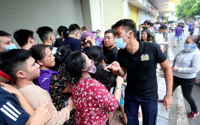 Sốt vé cực cao trên sân Hàng Đẫy