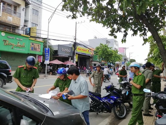 Công an phường Trường Thọ ra quân xử lý lấn chiếm vỉa hè