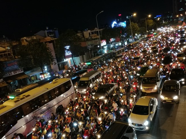 Giao thông hỗn loạn tại ngã tư Hàng Xanh