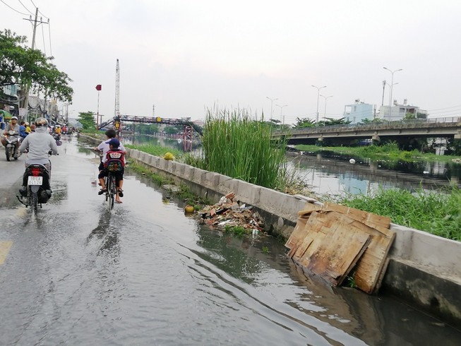 Cận cảnh quận 8 trước giờ 'lũ' tràn tấn công