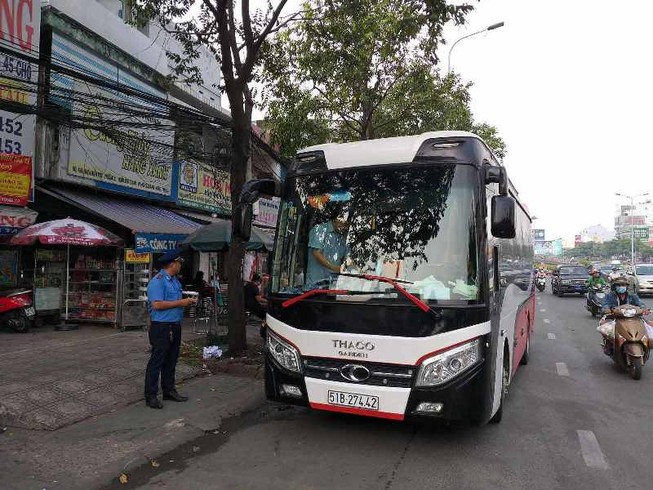 Phạt nhiều trường hợp dừng, đỗ xe sai gần cầu Sài Gòn