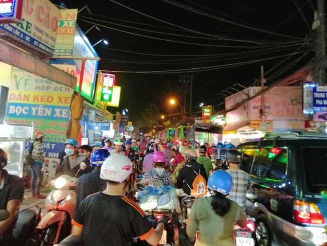 4 tuyến đường ở Bình Chánh kẹt cứng vì mạnh ai nấy chạy