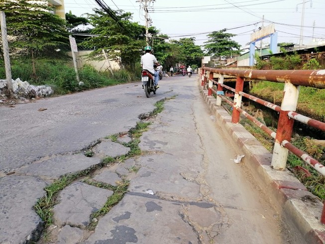 Cận cảnh đường Chiến Lược nứt toác gây nguy hiểm