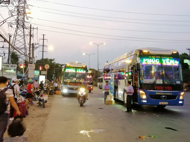 Cận cảnh loạt xe khách ngang nhiên 'vợt khách' dọc đường