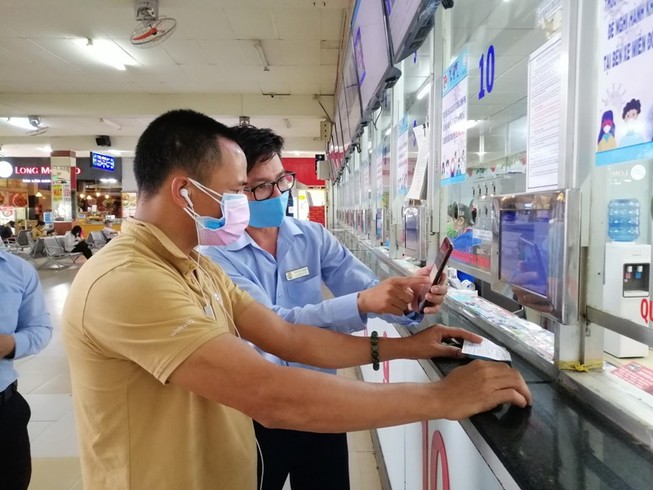 Khai báo y tế bến xe miền Đông: Người biết, người không