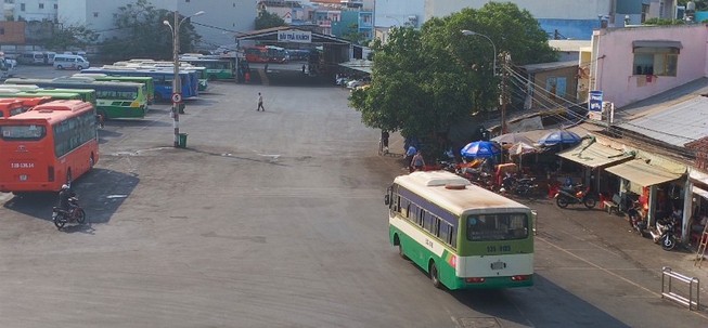 TP.HCM: Hai bến xe lớn thưa vắng trong ngày đầu hạn chế đi lại