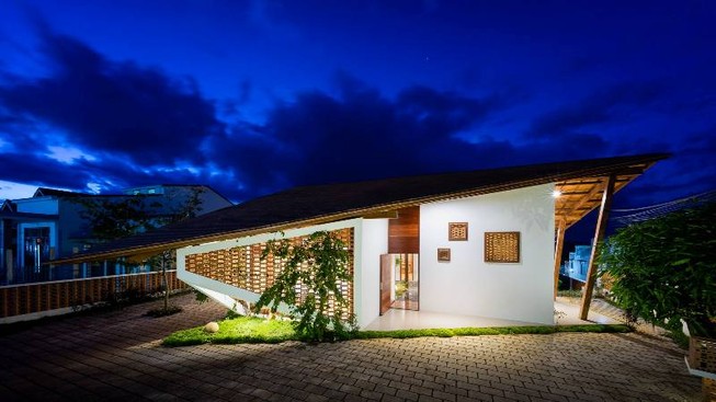 Nhà mái Thái độc đáo với thiết kế vườn trong nhà