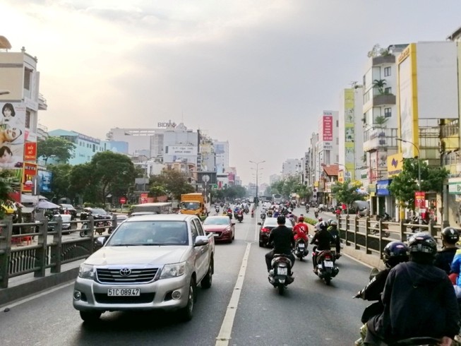 Nhiều tuyến đường ở TP.HCM chưa làm tốt vệ sinh mặt đường