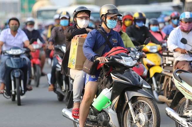 Người dân đổ về quê, cửa ngõ phía tây TP.HCM kẹt cứng