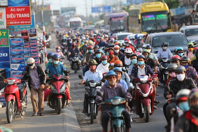 Dòng người từ miền Tây hối hả trở lại TP.HCM sau nghỉ lễ