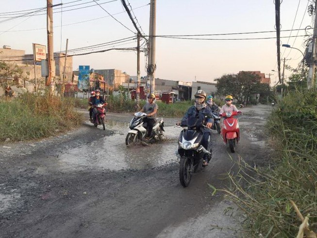 Sửa chữa ngay đường vào cầu 15B quận 7