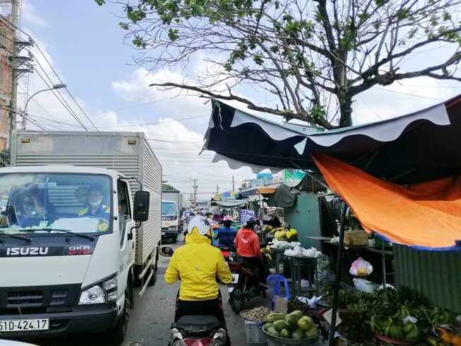Đường Nguyễn Xí: Dân bày hàng bán ngay rào chắn công trình