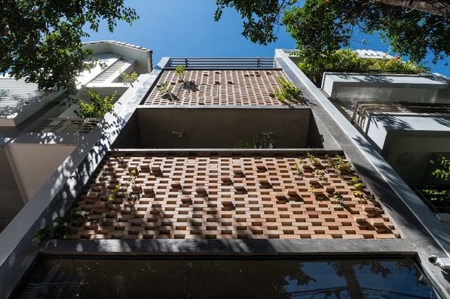 Nhà phố mát mẻ nhờ thiết kế 2 lớp vỏ