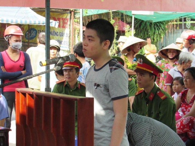 Quý tử dẫn bạn về chôm tiền, vàng của mẹ