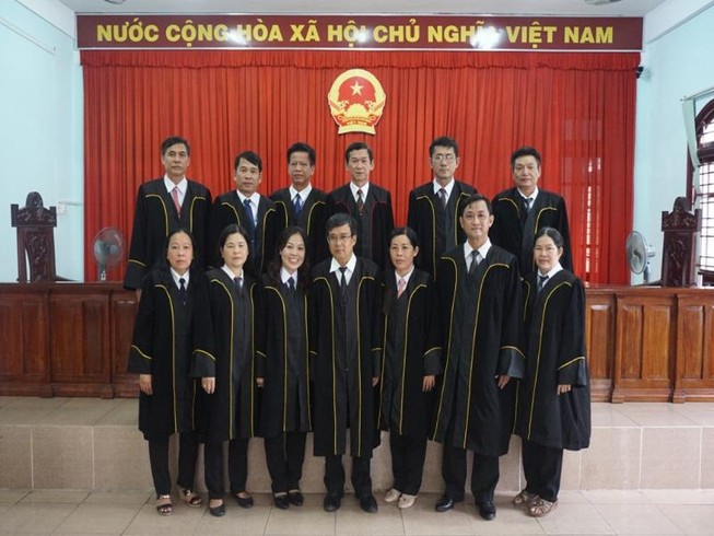 Cần Thơ: Các thẩm phán mặc áo choàng khi xét xử