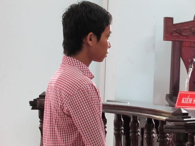 Không xin được số điện thoại, 3 người đánh một học sinh