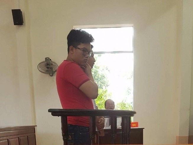 Hai thanh niên lãnh án vì đập kính xe ô tô