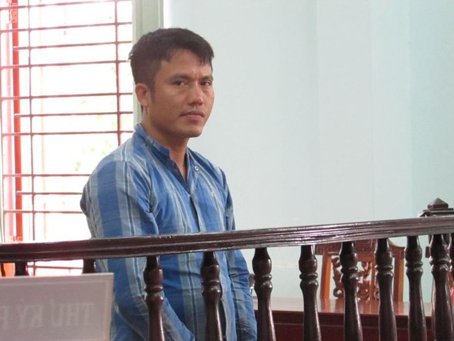 Đấm hàng xóm vỡ xương mũi vì chuyện không đâu, bị đi tù