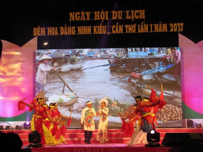 Hàng ngàn người kéo về Bến Ninh Kiều xem Đêm hoa đăng