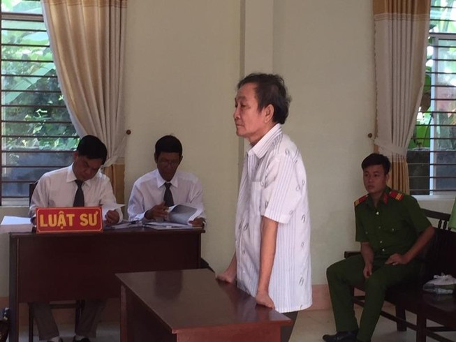 Chủ hãng nước đá dọa bắn nữ công nhân hầu tòa