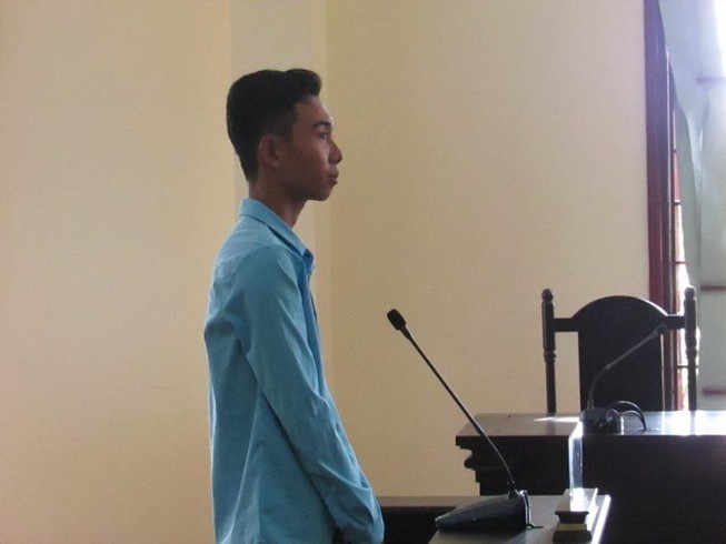 Thanh niên trợn mắt ép học sinh bỏ tiền vô... ống heo