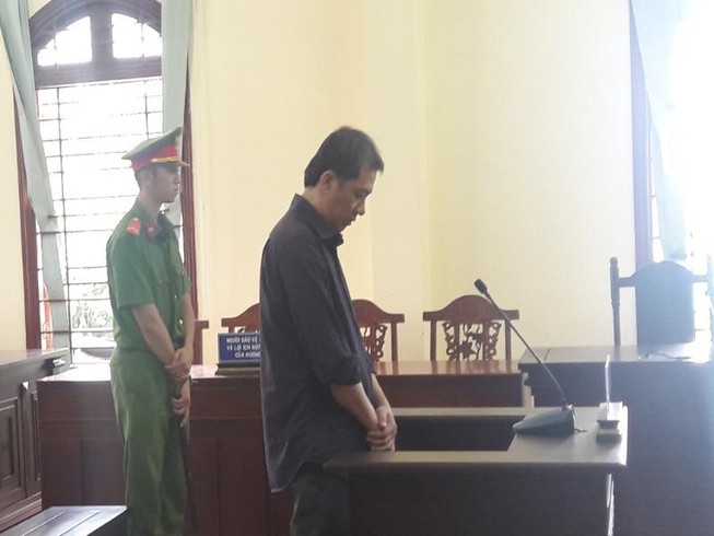 Giám đốc ém tiền tỉ của công ty đi cá độ
