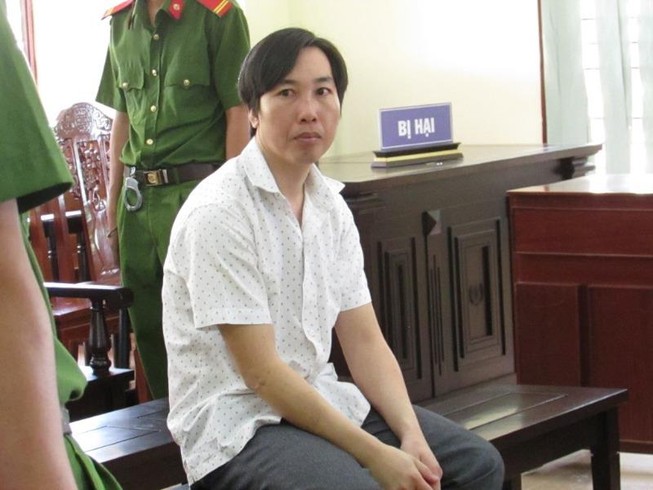 Nguyên đại úy cảnh sát cơ động hầu tòa vì lừa đảo