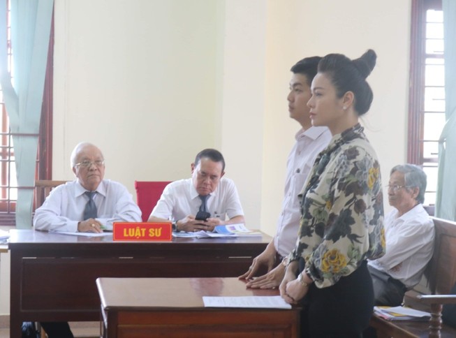 Vụ kiện của ca sĩ Nhật Kim Anh: Thẩm phán rút lui do áp lực
