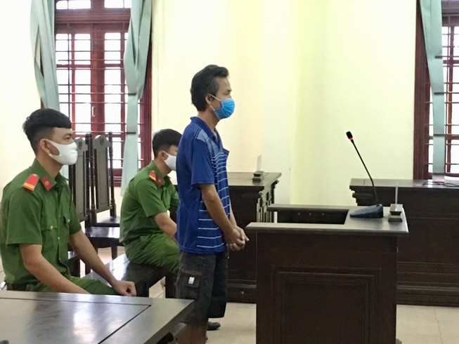Không đeo khẩu trang còn chống đối, lãnh 9 tháng tù