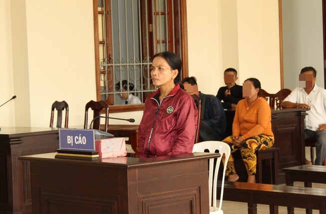 Vì 1 con gà, người bị thương, người hầu tòa