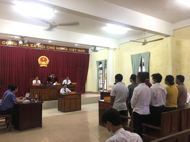 Phạm tội đưa hối lộ, 7 bị cáo bị phạt tiền