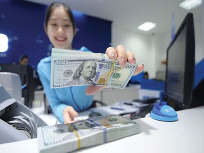 Giá vàng lao đao, USD leo dốc