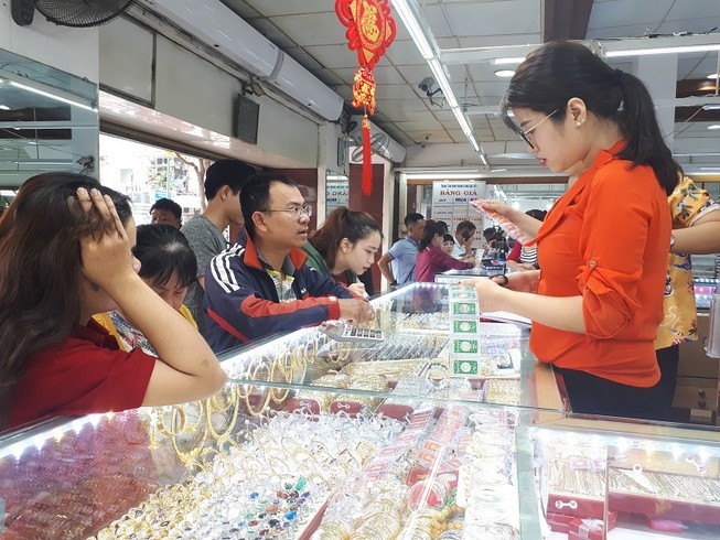 Giá vàng 'loạn xị' ngày Thần tài, nếu bán lỗ nặng 