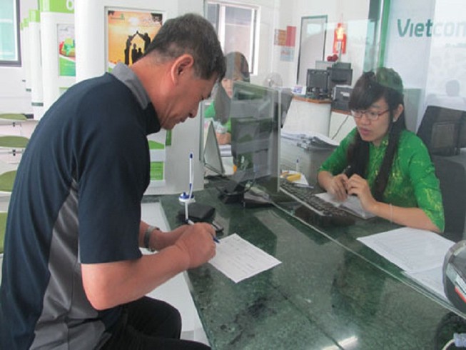 Ngân hàng tăng phí một loạt dịch vụ