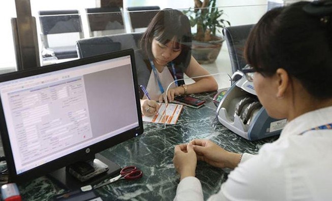 Các nhà băng lôi kéo 'thượng đế' bằng mọi cách