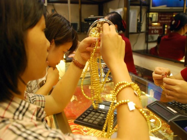 Giá vàng miếng bật tăng dữ dội